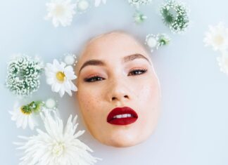Peeling kawitacyjny jako element mindful skincare – dlaczego ultradźwięki uspokajają skórę i umysł? urządzenie do peelingu kawitacyjnego
