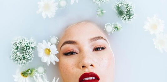 Peeling kawitacyjny jako element mindful skincare – dlaczego ultradźwięki uspokajają skórę i umysł? urządzenie do peelingu kawitacyjnego